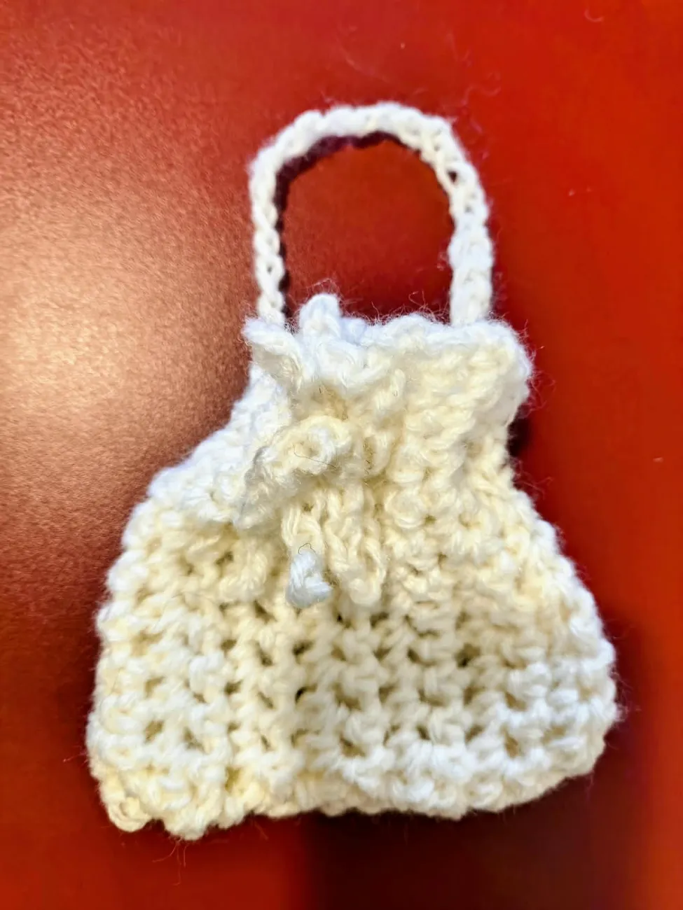 Bolso tejido a crochet en lana natural, proyecto de El Club del Nudo
