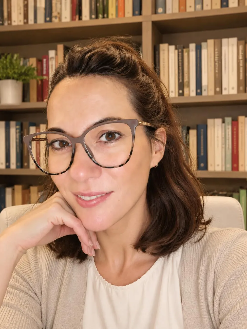 Lic. Daniela Stocco en su biblioteca